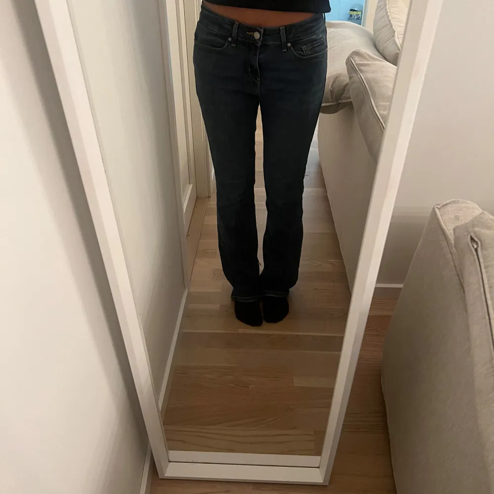 Säljer ett par mörkblå jeans i bra skick. De är lågmijade och är bootkat passform. Perfekta för både vardag och fest! 🖤. Jeans & Byxor.