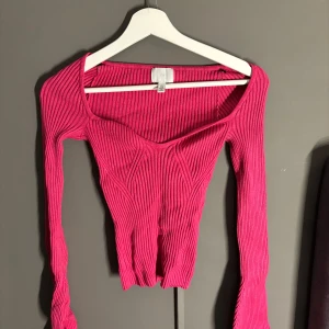 Rosa långärmad - Hm. Storlek xs. Inga större problem eller skador. Bara inte använd på ett tag