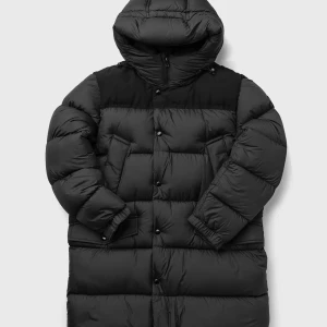 Woolrich Microfiber Sierra Parka (Ny) - Helt ny Woolrich Microfiber Sierra Parka säljes på grund av fel storlek. Storleken är small och färgen svart.   Inköpt tidigare i år på Länna Sport.   Medellång dunjacka med fast huva samt vind- och vattenavvisande yttertyg.   Nypris ca 7500 kr.