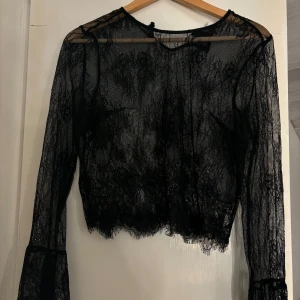 Spetstopp - Jättefin långärmad spetstopp från hm. Storlek s men fungerar även för xs, lite använd men inga skador på toppen☺️