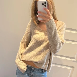 Beige stickad tröja - Jättefin tröja från vero moda, säljer då jag rensar garderoben och den kommer inte till användning💕