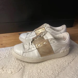 Valentinos  - Säljer mina älskade valentinos nu eftersom de börjar bli för små, pris kan diskuteras 