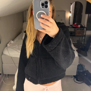 Svart teddyjacka - I andvänt skick, storlek s. Använd gärna köp nu. 