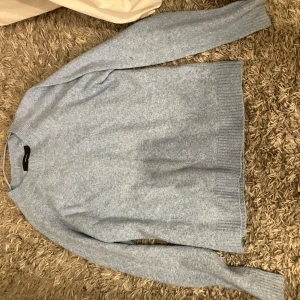 Ljusblå stickad tröja från Vero Moda - Säljer en superfin ljusblå stickad tröja från Vero Moda. Perfekt för kyliga dagar med sin mjuka och bekväma passform. Tröjan har långa ärmar och ribbade kanter som ger en snygg look. Endast testad, i stl s, köpt för 200-300, kanske kommer inte ihåg och säljer för 70! Pris kan alltid diskuteras. Basic men fin tröja till hösten. 