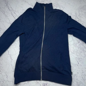 MerinoUll Full Zip - Askön MerinoUll Fullzip ifrån jack & jones i strl L men passar M. Aldrig använd!✅ Pris kan absolut diskuteras  