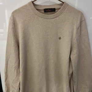 Morris tröja - Säljer en stilren beige tröja från Morris i storlek M. Perfekt för både höst och vår med sin mjuka och bekväma passform. Passar till alla tillfällen🙌 Bara att höra av sig vid minsta fundering