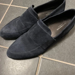 Marinblå dam loafers  - Mycket gott skick. Enbart provade, ej använda. 