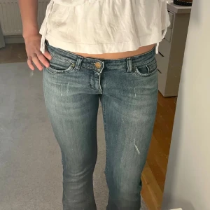 Blå jeans i bra skick - Säljer ett par snygga blå jeans i bra skick. De är lågmidjade och har en tight passform som framhäver figuren. Perfekta för både vardag och fest! 🦋