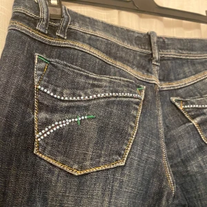 Mörkblå jeans med strassdetaljer från Inside - Säljer ett par snygga mörkblå jeans från Inside i storlek 40 men jag skulle säga att dom är lite mindre i storleken (36/38). De har fina strassdetaljer på bakfickorna. Jag säljer dom då jag tycker att de inte passade mig så bra 💗💗