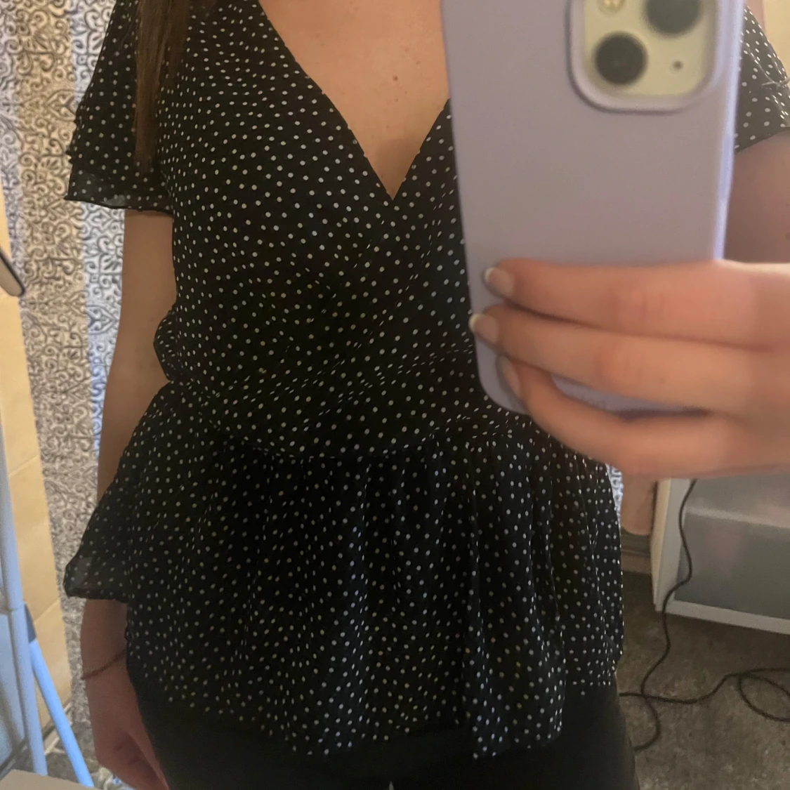 Svart prickig omlottblus - 90