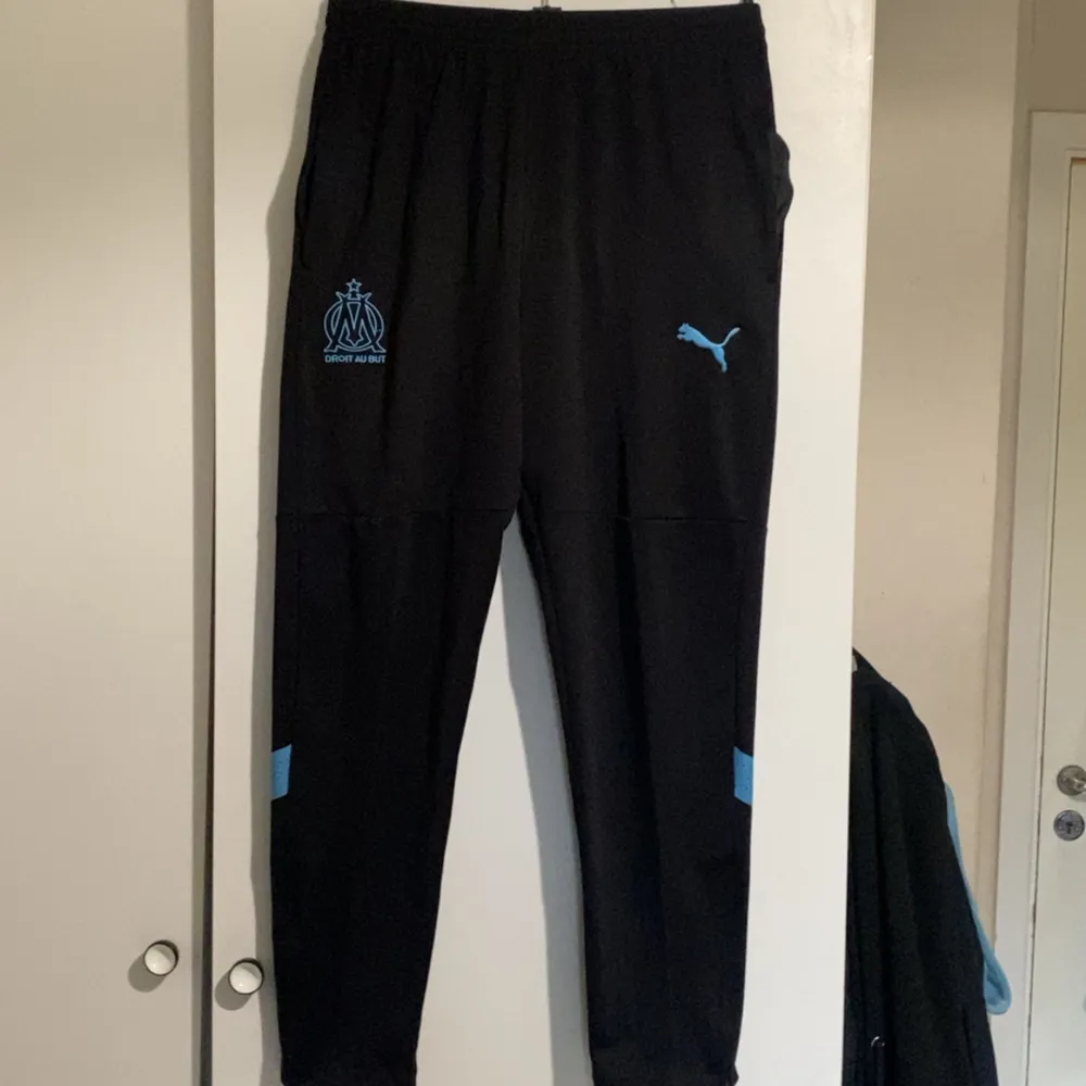 Tjena, säljer min tracksuit då den ej kommer till användning längre. Både tröjan och byxorna är i fint skick och har inga skador eller så, om du är intresserad eller har frågor så är det bara att höra av sig🤝. Hoodies.