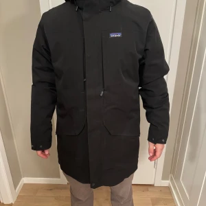 Patagonia 3 i 1 jacka - Fint skick, använd en säsong!  https://www.naturkompaniet.se/patagonia-3-i-1-jacka-herr-m-s-tres-3-in-1-parka-black-2156426/?sku=195699983304&gad_source=1&gbraid=0AAAAADvdUL42ynqh4tuT1cB_K_dcTQycs&gclid=Cj0KCQjwyL24BhCtARIsALo0fSDOvYUMkhX009JCHW5HnEp