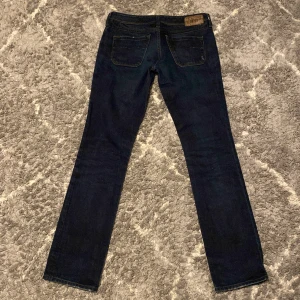 Diesel jeans - Ett par snygga dieseljeans i bra skick. De är straight leg och Low Rise. Midjemåttet är 39 cm rakt över och innerbenslängden är 84 cm. Det är i en väldigt mörkblå färg 