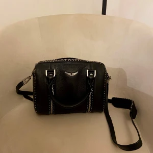 Zadig Voltaire sunny bag  - Zadig väska i modellen SUNNY, storlek s  Köptes på bestofbrands för ca 3 månader sedan. Knappt använd och därav säljer jag den.   INGA DEFFEKTER. Väskan är i nyskick. Har ett online kvitto bevis från bestofbrands i sickla. Bara att be om de så kan du