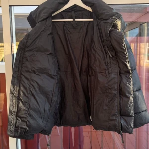 Vinterjacka❄️ - Super snygg och varm vinterjacka med både dragkedja och magnetknappar❄️💗 Den har använts en säsong, men finns inga som helst defekter på den! Nypris 900kr, mitt pris 300kr