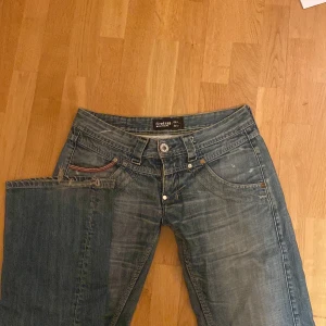Lågmidjade jeans  - Säljer mina jättesnygga lågmidjade bootcut/baggy jeans då de inte passar längre. Skriv gärna om du undrar något, priset går att diskutera!
