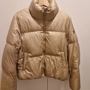 RockandBlue - Höstjacka/vinterjacka.  Rockandblue använd få gånger riktiga priset på jackan är 2300 