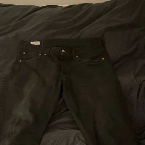 Svarta Levis 501 jeans - Säljer ett par klassiska svarta Levis 501 jeans i bra skick. De har en straight passform och är tillverkade i slitstarkt denim. Perfekta för både vardag och fest! 🖤