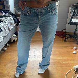 Lågmidjade jeans som är straight men sitter oversize på bilden. Köpt på lager för 2 år sen men kommer inte till användning längre, bra skick. Kontakta mig vid frågor💕