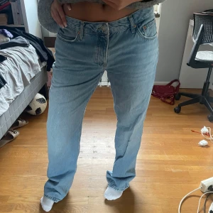 Oversize jeans - Lågmidjade jeans som är straight men sitter oversize på bilden. Köpt på lager för 2 år sen men kommer inte till användning längre, bra skick. Kontakta mig vid frågor💕