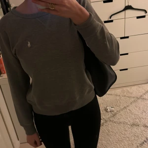 Grå sweatshirt från Polo Ralph Lauren - Trendig grå sweatshirt från Polo Ralph Lauren✨Storlek s men passar även xs! Köpt på Sellpy, aldrig använd utav mig.