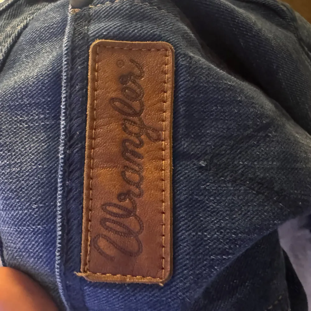 Säljer ett par snygga blå bootcut jeans från Wrangler i storlek W30 L34✨de är köpta secondhand, på vinted från någon annan som sålt här på plick! Jeansen är i bra skick. Midjemåttet är 84 cm och innerbenslängden är 86! Kontakta mig för fler frågor💕😊. Jeans & Byxor.