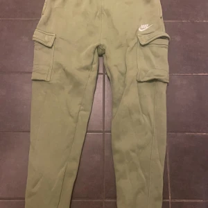 Nya Nike pants s herr  - Ett par helt nya endast testade Nike byxor köpta för 799 kr. Säljs för 229 kr. Storlek s herr snygg passform. Bara att skriva ifall ni har frågor! Priset är diskuterbart. 