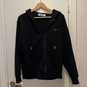 Cdg zip hoodie - Säljer nu min riktigt snygga cdg hoodie till ett schysst pris. Storleken är L, men jag har S på alla kläder och den passar mig bra