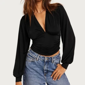 Topp med v-ringning  - Använd fåtal gånger, är i mycket bra skick, inga defekter, säljs då den inte kommer till användning. Säljs inte längre på hemsidan. 