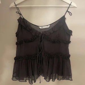 Volang topp från zara - Lånade bilder!! Så söt topp från zara som inte säljs längre, säljer då den inte kommer till användning. Har använt den 2 gånger o den har inga defekter. Skriv om du har frågor🤍 