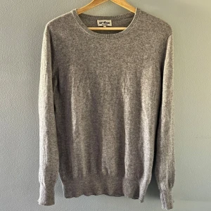 SOFT GOAT - Kashmir Tröja - Storlek M - 100% Kashmir - Skick: 7.5/10 - Nypris: ca 3000 Vårt pris: 749 - Modellen är 178