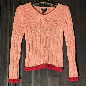 Ralph Lauren rosa stickad tröja  - Jätte fin tröja från Ralph lauren som är vintage och svår att få tag på. Säljer eftersom jag inte använder den längre och den är i gott skick. Kontakta gärna vid frågor 🧶