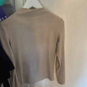 Fin tröja från Zara  - Säljer denna tröjan från Zara, jättebra skick och bara använd någon enstaka gång. Har en liten polo krage eller vad man ska säga❤️ 