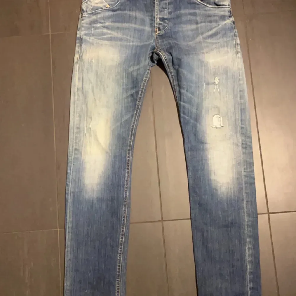 Säljer ett par extremt feta dondup jeans som är i perfekt skick. Jeansen är gjorda i Italien med premium material. Modellen på bilden är 180 och väger 65kg. Jeans & Byxor.