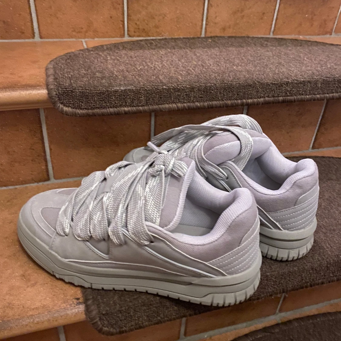 Grå sneakers från Bershka - 90