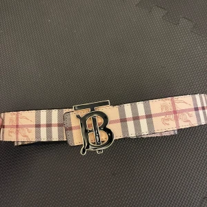 Burberry skärp - Skriv om ni har några funderingar. Priset kan sänkas lite vid snabba köp! 