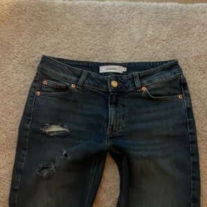 Junkyard jeans  - Blåa Low waist Junkyard jeans med snygg design på fickan, har använt 2 gånger och de ser helt nya förutom lite trådigt på fotändarna. jättesköna och bekväma. Säljer för att de inte helt passar mina kläder och kommer då inte till användning💕💕💕