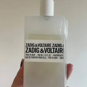 Zadig ”this is her!” Parfym  - Jag säljer denna fantastiska och goda parfym då den inte används längre. Den är köpt i Spanien för 1400kr och var från början 100 ml men skulle säga att den ligger på ca 70 ml just nu, därav priset🌷 Köparen står själv för frakten😊