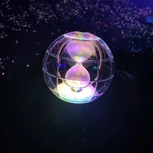 ATEEZ Lightstick - Säljer en ATEEZ lightstick i nyskick. Llyser upp i olika färger. Perfekt för konsertert. Kommer i originalförpackning. Köpt på ATEEZ konsert i Danmark 2023