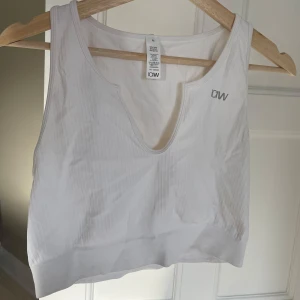 Top från ICANIWILL -  vit ribbad linnetopp från ICANIWILL. 