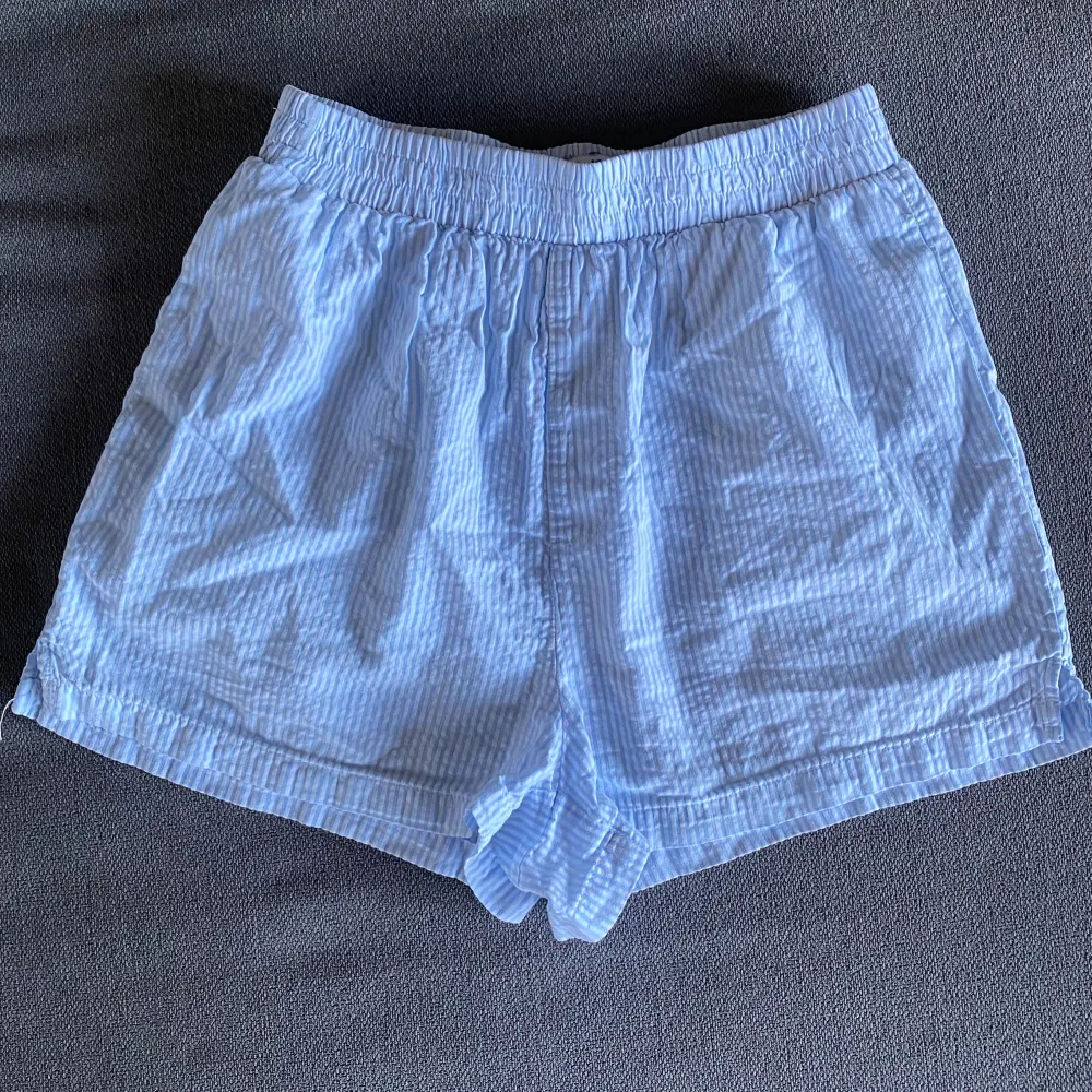 Vit och blårandiga shorts från NA-KD. I mycket fint skick. Nypris 399. Shorts.