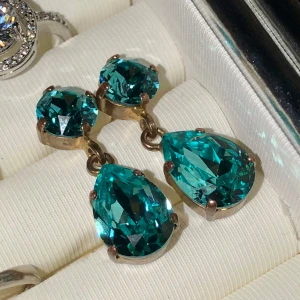 Örhängen Caroline Svedbom turkos blå - Drop örhängen från Caroline Svedbom i en djup Turkos färg på Swarovski Kristallerna  De är i använt skick och guldet har tappats  Ser dock fina ut på men där av billigt pris  
