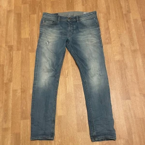 Diesel thommer  - Slim diesel jeans me as fet fade samt slitningar  Ja är 175 och de sitter perfekt  W 32  L 30