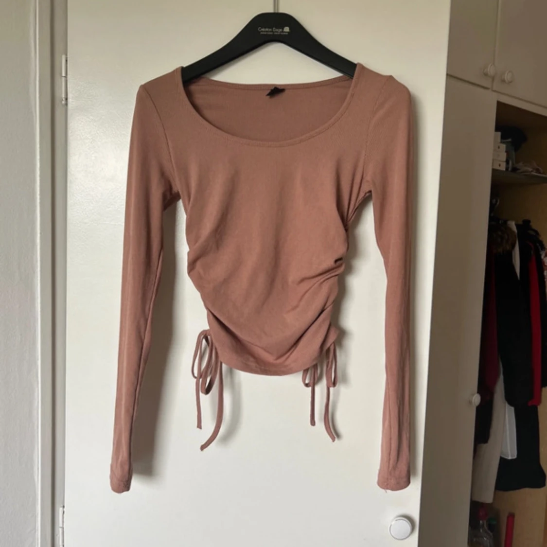 Beige långärmad topp med knyt