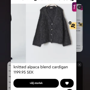 Gina Tricot premium-Collection alpacka kofta - Nypris 1199kr Helt ny med prislapp kvar Gina Tricot premium-Collection alpacka koftaI grå melerad färg helt slutsåld jätte fluffig och bra kvalitet säljer då jag köpt flera olika storlekar 💖säljer i S och L