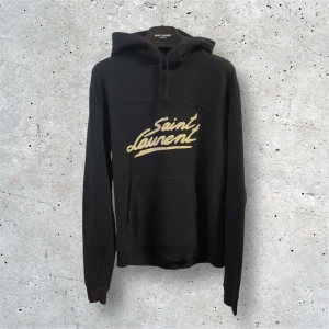 Saint Laurent Hoodie - Säljer denna trendiga och feta Saint Laurent hoodien! Skick 8/10 Size - M 