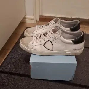 Säljer ett par vita Philippe Model sneakers i bra skick. Har kvitto och boxen