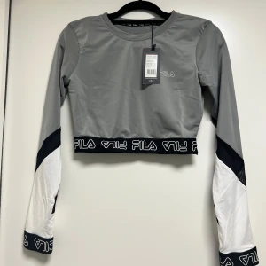 Kort träningströja - Superfin träningströja säljes pga har ej kommit till användning. Prislappen kvar! Storlek S. Pris 250kr