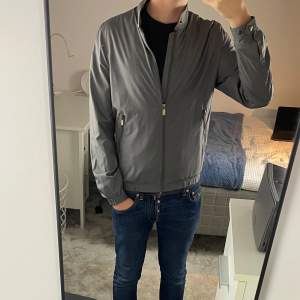 Massimo dutti windbreaker | Skick: 9/10 | Storlek: S  | Pris: 599 kr | Tillbehör: inget | Fler frågor? Hör av dig isåfall!