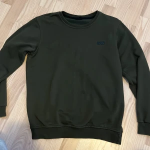 Hugo boss - En Hugo boss tröja som är riktigt fet o skön nu inför den kalla vintern jag säljer den pga av att jag inte gillar själva märket, skicket är 9/10 har en liten fläck på tröjan men syns inte vid användning annars är den som ny, pris kan diskuteras🫡